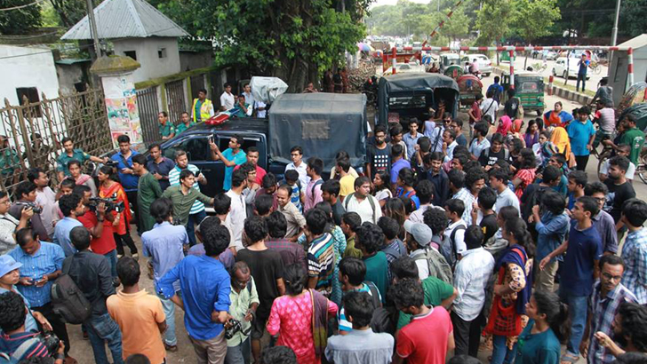 থানা ঘেরাও, চাপে মুক্ত ৮৮ শিক্ষার্থী