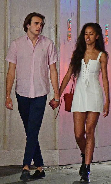 Malia Obama spotted in Mayfair London with her White boyfriend as he smokes a cigarette