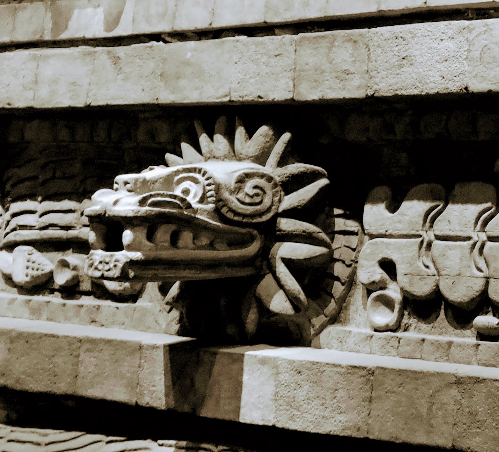 Replica de Quetzacoatl en el INAH.