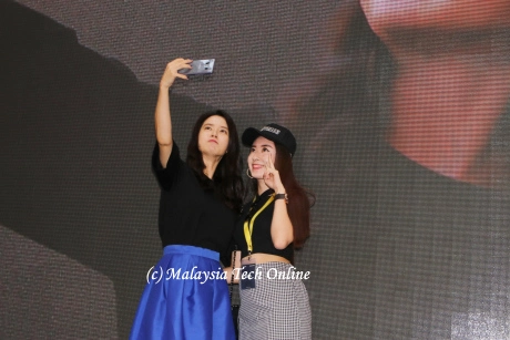 One of the lucky fan selfie with Song Ji-Hyo