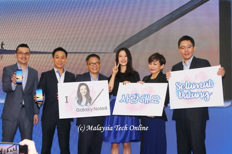 Song Ji-Hyo photo together with Samsung Mobile Malaysia management