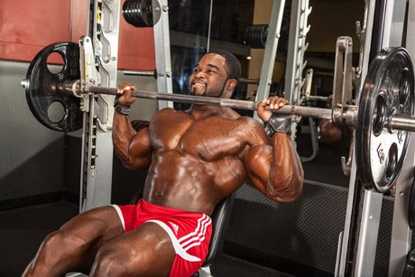 bro-ciência indo contra a ciência para construir ombro imprensa muscular