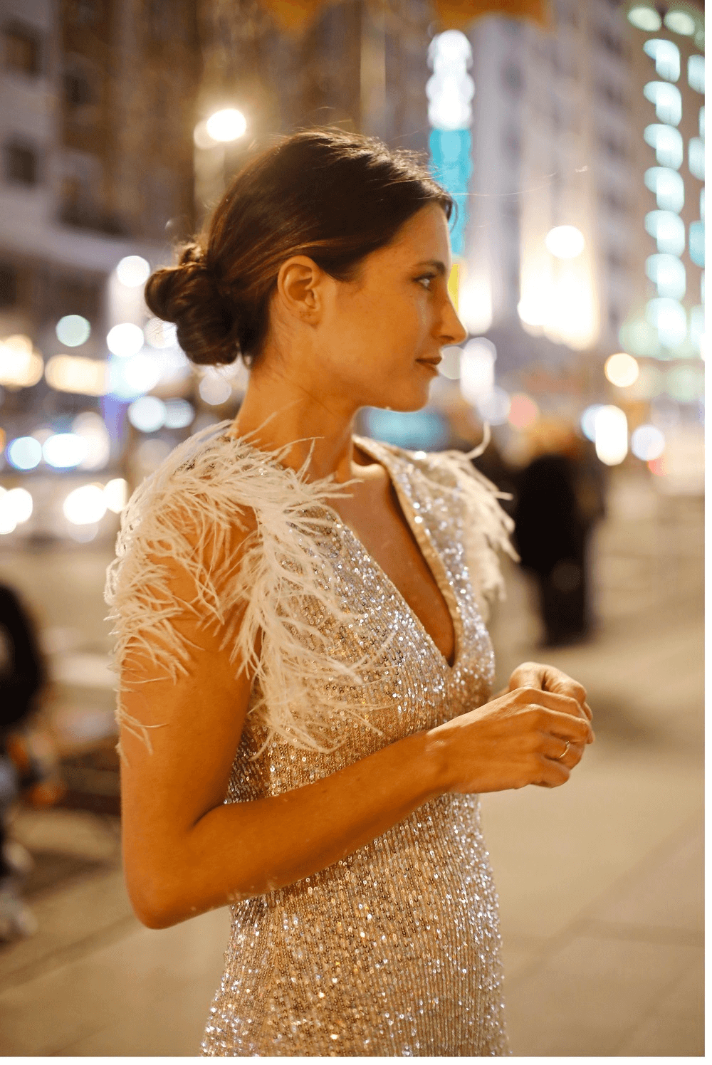 María lleva vestido de plumas y paillettes de Kocca, un recogido bajo...
