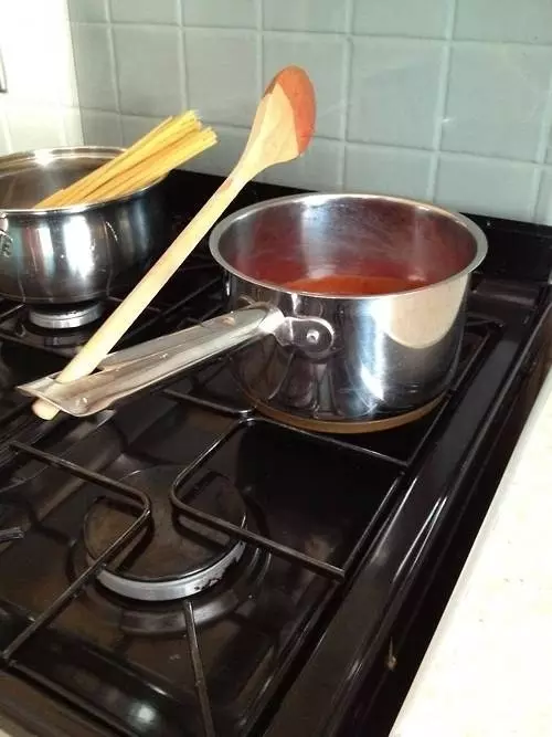 Sin duda, la función principal del agujero es para colgar la olla, pero la próxima vez que necesites soltar una cuchara de cocina sucia, ya sabrás exactamente dónde ponerla.