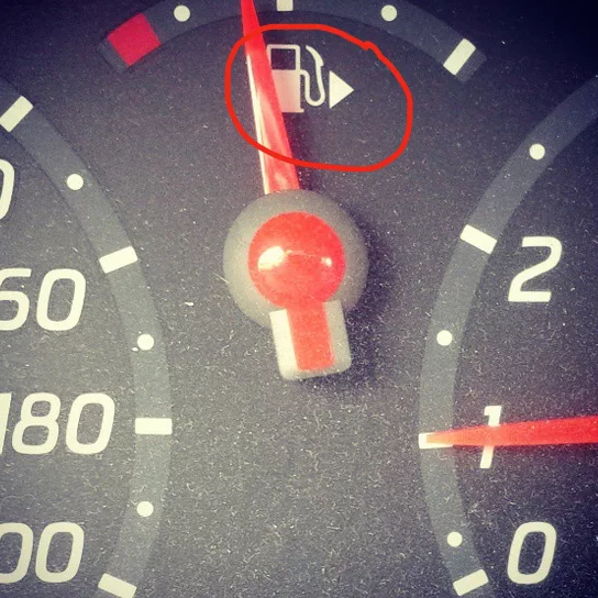 Tal vez nunca lo hayas notado, pero esa pequeña flecha es secretamente la característica más conveniente de cualquier auto. Indica en qué lado del auto está la tapa del tanque. Créeme, es bastante útil cuando estás conduciendo un auto alquilado.