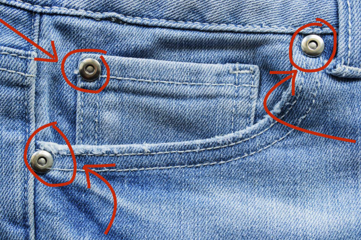 Cuando Levi Strauss hizo su primer par de pantalones vaqueros, era un problema bastante común que las costuras de los pantalones se rasgaran debido a la tensión aplicada por los obreros y mineros que los usaban.Los remaches solo están ahí para reforzar los pantalones en los puntos más necesarios.