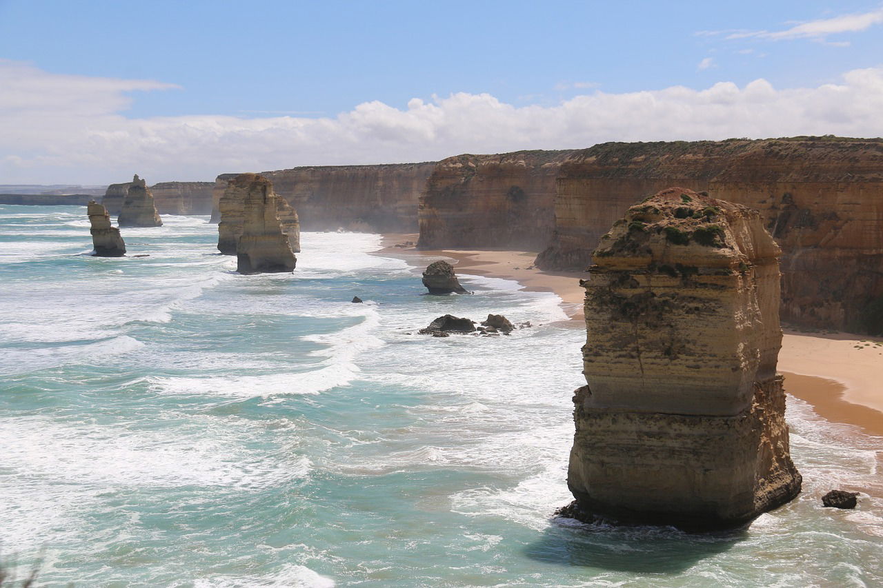 What towns are along the Great Ocean Road?