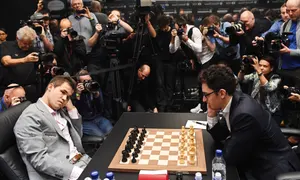 Magnus Carlsen (L) เล่นกับ Fabiano Caruana (R) ในระหว่างการแข่งขันชิงแชมป์โลกหมากรุก 2018 ในกรุงลอนดอนในวันที่ 26 พฤศจิกายน พ.ศ. 2561