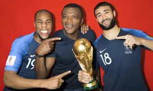 Marcel Desailly ฉลองชัยชนะฟุตบอลโลกครั้งที่สองของฝรั่งเศสกับ Djibril Sidibé (ซ้าย) และ Nabil Fekir (ขวา) 20 ปีหลังจากที่เขาได้ช่วยสร้างแรงบันดาลใจให้กับประเทศแรก