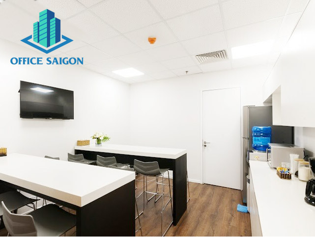 Bố trí bàn ghế làm việc tại văn phòng dịch vụ Pearl Plaza
