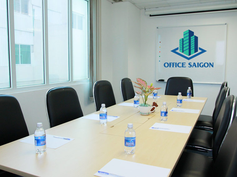 Phòng họp lớn được trang bị đầy đủ các thiết bị hiện đại