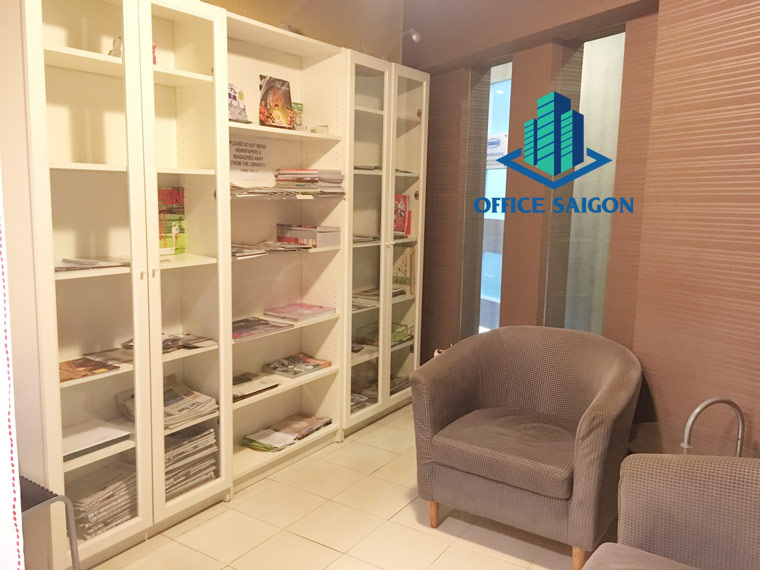 Nơi tiếp khách, đọc báo tại văn phòng chia sẻ ở tòa nhà Saigon Trade Center