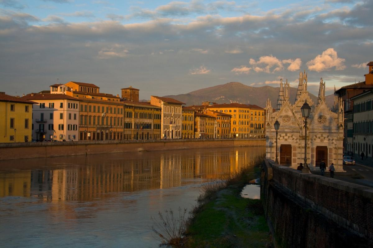 Pisa river and Santa Maria della Spina church