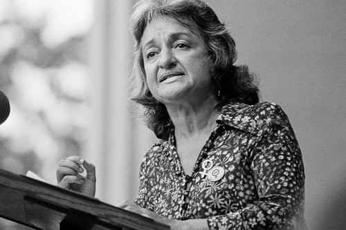 Ulusal Kadın Örgütü'nün (ŞİMDİ) kurucu ortağı olan Betty Friedan, New York Central Park'taki Kadın Eşitliği 26 Ağustos 1970'te kadın oy hakkının 50. olayı oluyor.  Beşinci Caddesinde Beşinci Caddesinde Paragraf yaptı.  Manifestosu olan Friedan