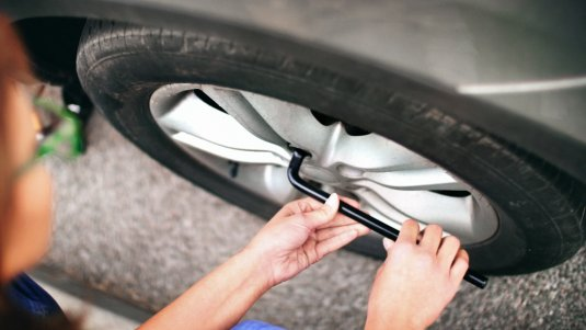 changing-car-tyre-2
