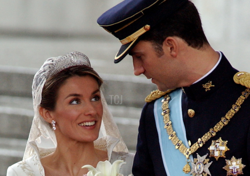 Gorgeous Royal Wedding Earrings_05.png