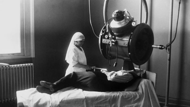 Una máquina de rayos X en Francia a inicios del siglo XX.