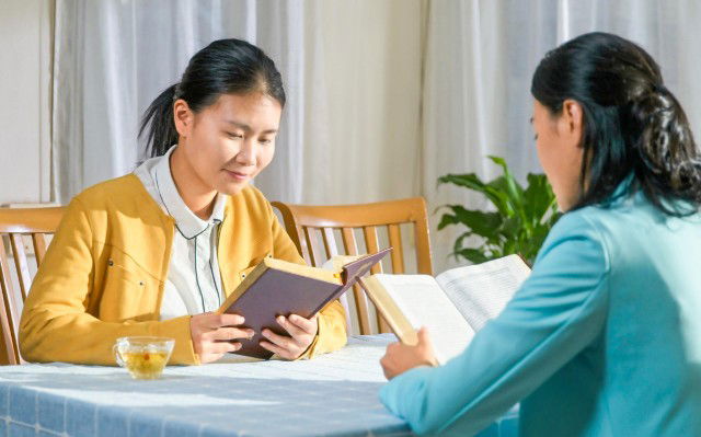 Cristãos estão lendo a Palavra de Deus