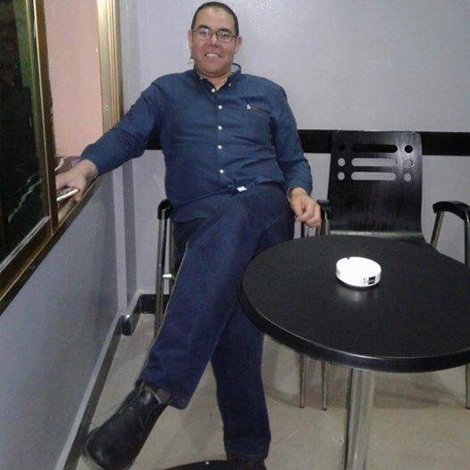 ربما تحتوي الصورة على: ‏‏‏الشاعر حامد الشاعر‏‏، و‏‏يبتسم‏، و‏‏منظر داخلي‏‏‏‏