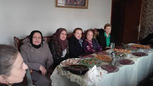 ربما تحتوي الصورة على: ‏‏‏٥‏ أشخاص‏، و‏‏بما في ذلك ‏‎Boniye Cegerxwin‎‏‏، و‏‏‏‏أشخاص يجلسون‏، و‏طاولة‏‏ و‏طعام‏‏‏‏‏