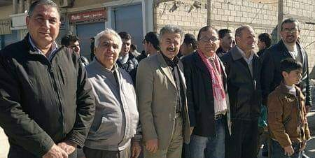 ربما تحتوي الصورة على: ‏‏‏٣‏ أشخاص‏، و‏‏أشخاص يبتسمون‏، و‏‏أشخاص يقفون‏‏‏‏