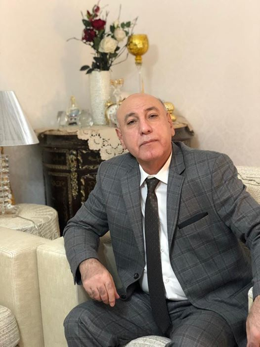 ربما تحتوي الصورة على: ‏‏‏‎Hassan Hussein‎‏‏، و‏‏‏بدلة‏ و‏منظر داخلي‏‏‏‏