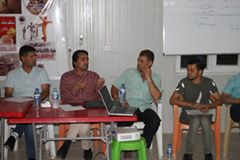 ربما تحتوي الصورة على: ‏‏‏٤‏ أشخاص‏، و‏‏‏‏أشخاص يجلسون‏، و‏طاولة‏‏ و‏منظر داخلي‏‏‏‏