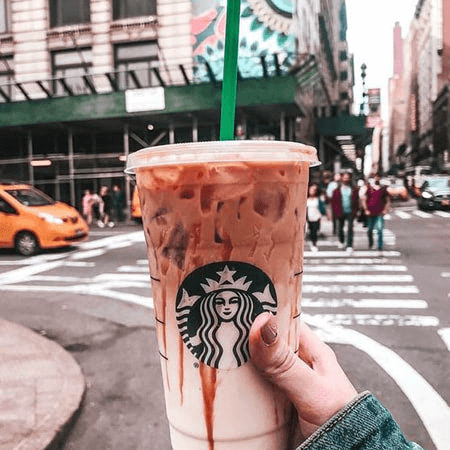 Ly nhựa nắp bằng của thương hiệu Starbucks