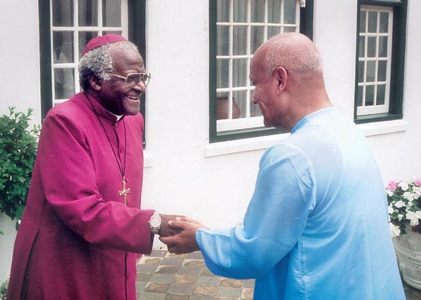 Archbishop-Desmond-Tutu-Sri_Chinmoy