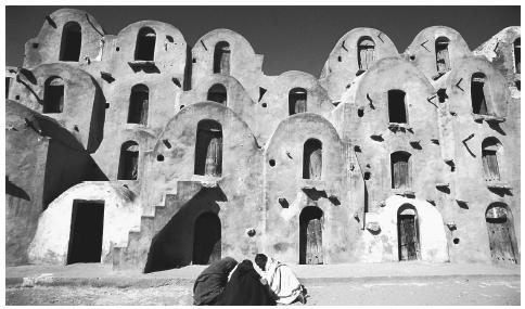 The architecture in Ksar Ouled Soultane reflects the influence of Islamic design.