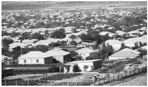 Ashkhabad, Türkmenistan, features many one-story homes. Most homes have a walled courtyard.