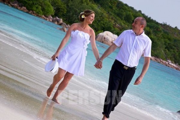mariée et marié sur la plage