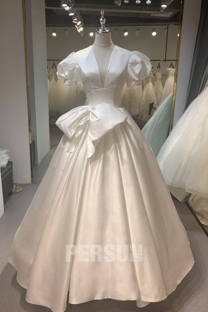 Elégante Robe de mariée rétro en satin décolleté plongeant avec traîne cathédrale