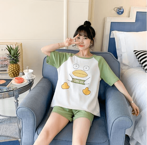 Quels jolis pyjamas en coton les filles portent-elles en été?
