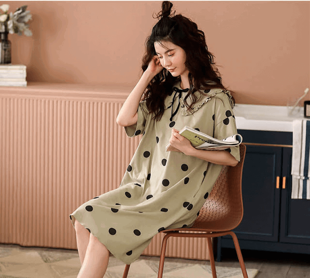 Quels jolis pyjamas en coton les filles portent-elles en été?