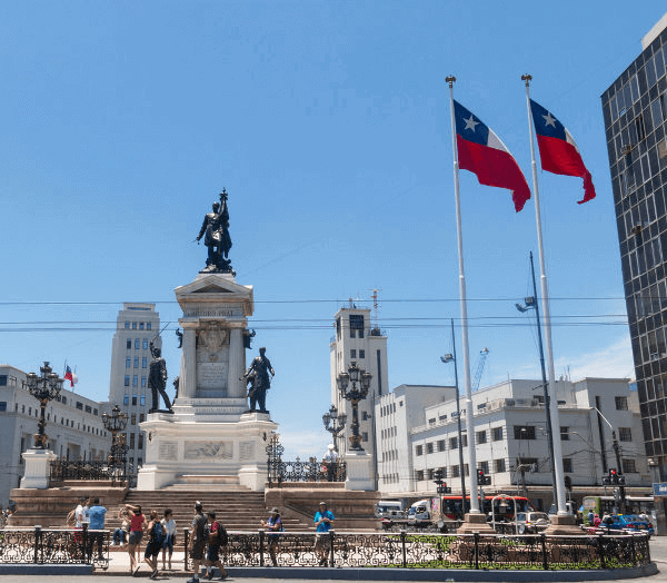 Monumento em homenagem a Arturo Prat, que liderou embarcação chilena durante a Guerra do Pacífico*