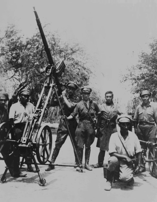 Soldados bolivianos no controle de armamentos antiaéreos nessa foto tirada em 1934