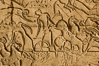 Pedra esculpida com a representação de soldados em suas brigas durante a Batalha de Kadesh