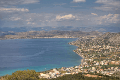 Acima, visão panorâmica da ilha da Salamina, na Grécia, região em que ocorreu uma das principais batalhas entre gregos e persas