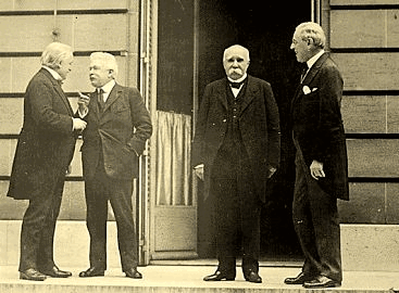 Lloyd George (ENG), Vittorio Orlando (ITA), Georges Clemenceau (FRA) e Woodrow Wilson (EUA) reunidos para o Tratado de Versalhes.