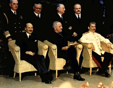 Clement Attlee, Harry Truman e Joseph Stalin durante a Conferência de Potsdam, em julho de 1945.