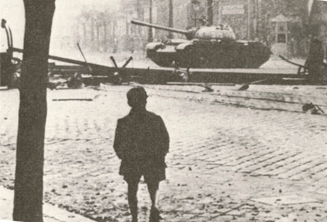 Tanque soviético entrando em Budapeste, em 1956, durante a Revolução Húngara