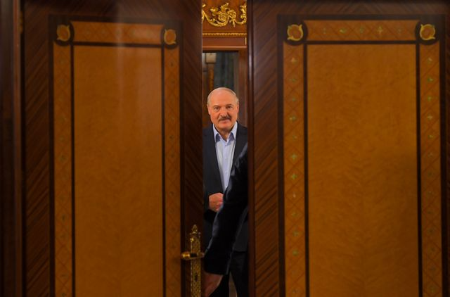 Alexandre Loukachenko, l'un des derniers dictateurs encore en activité en Europe, brigue un sixième mandat à la présidence de la Biélorussie.