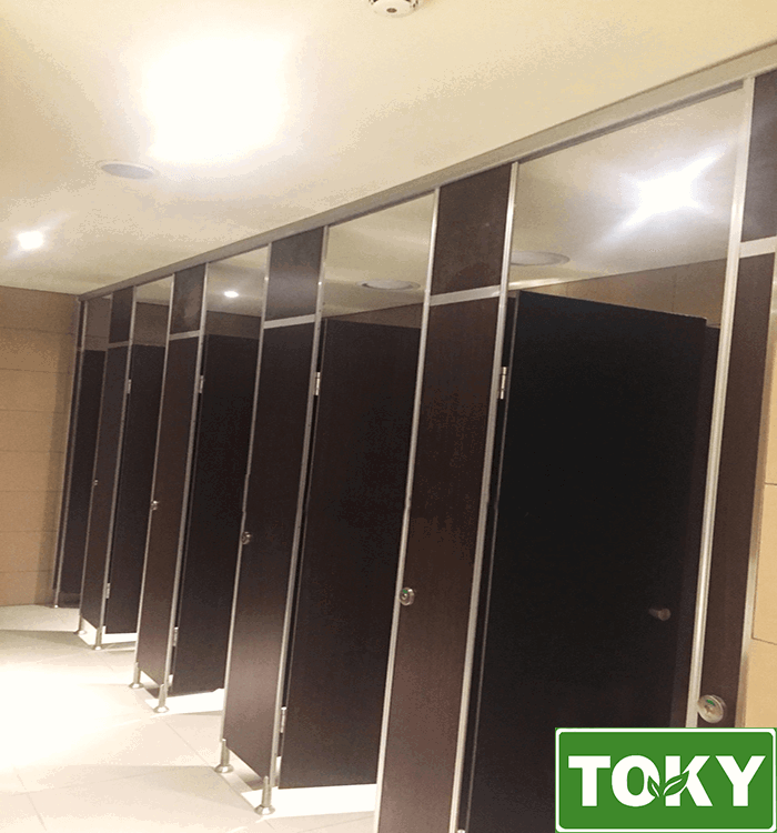 Vách ngăn vệ sinh tấm compact hpl sang trọng, hiện đại, tiết kiệm