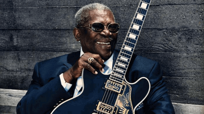 BB King junto a su guitarra