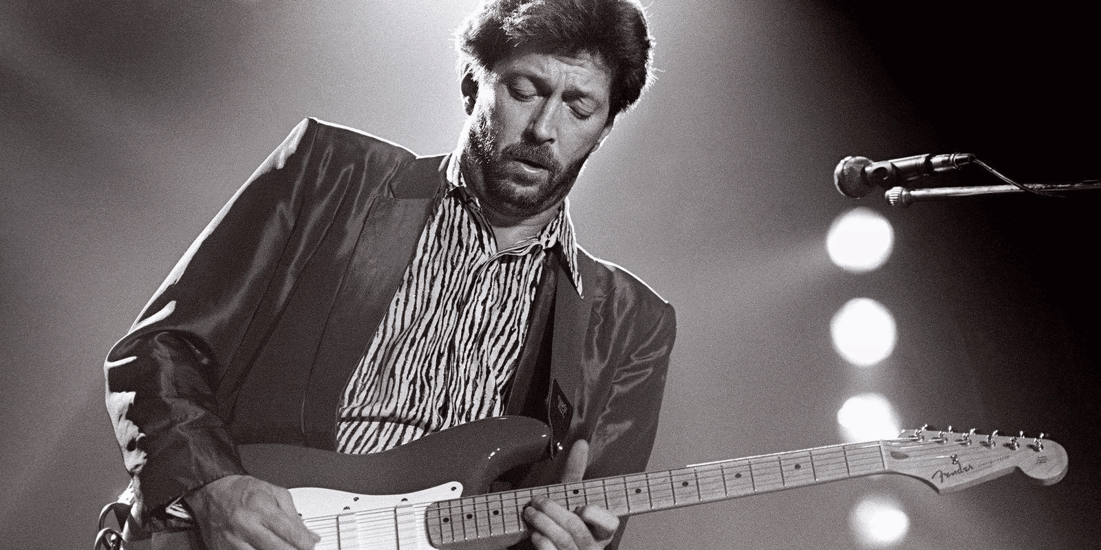 Eric Clapton tocando la guitarra.