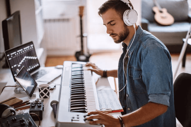 concentré de jeune artiste jouant piano électrique - musicien photos et images de collection