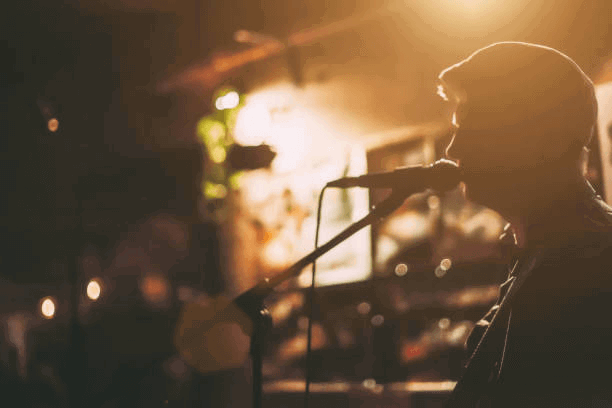 chanteur sur une scène - musicien photos et images de collection