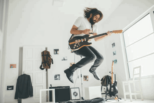 joueur de guitare s’amuser - musicien photos et images de collection