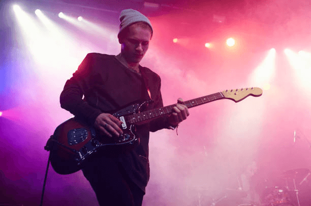 guitarist performing on stage at music concert - musicien photos et images de collection